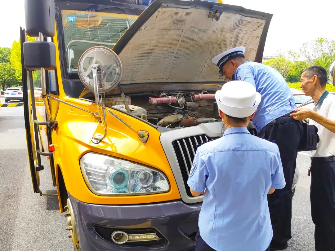 【開學季】 為“神獸歸籠”,郴州公安交警校車安全檢查全面升級 圖片