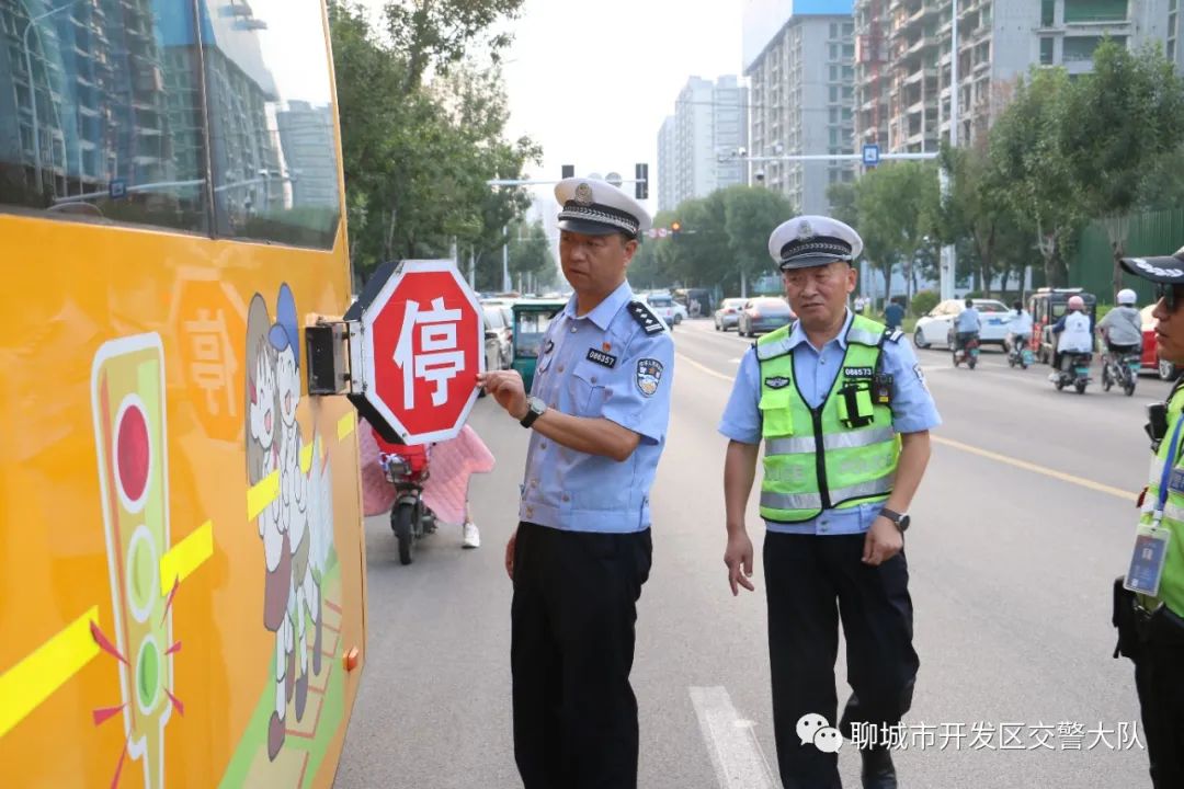 校車“體檢”守安全——開發(fā)區(qū)大隊開展校車安全隱患大排查 圖片