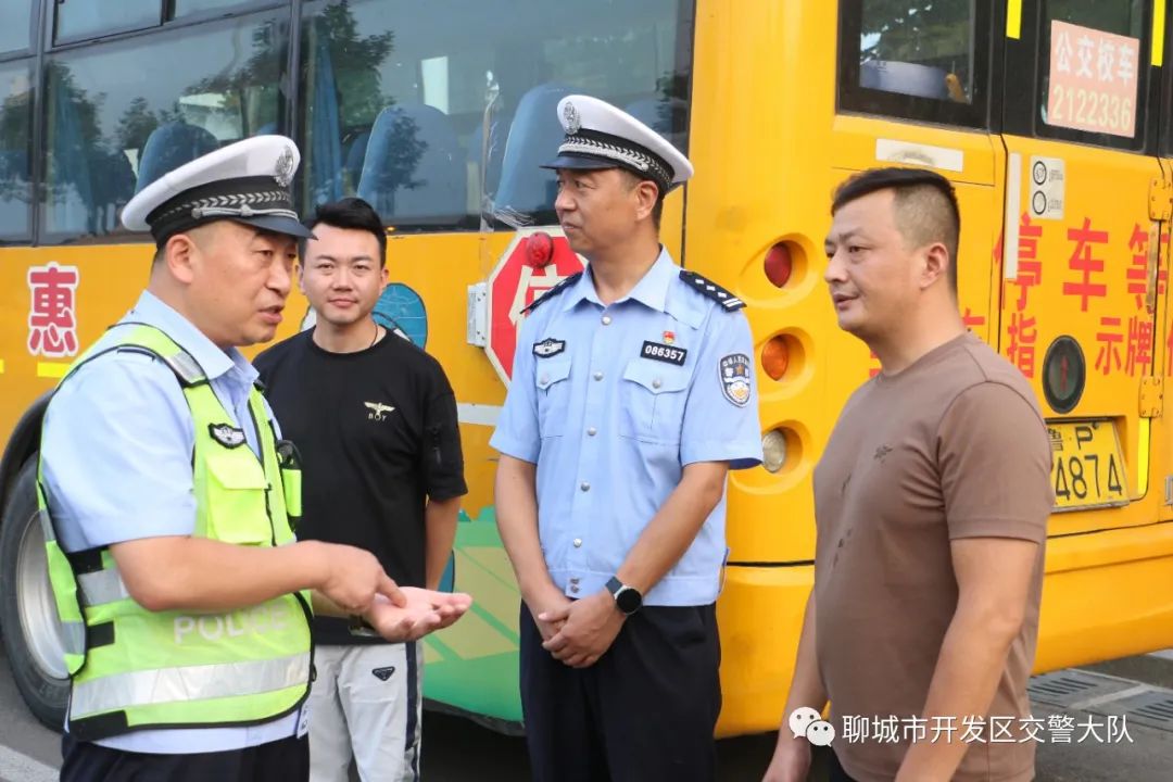 校車“體檢”守安全——開發(fā)區(qū)大隊開展校車安全隱患大排查 圖片