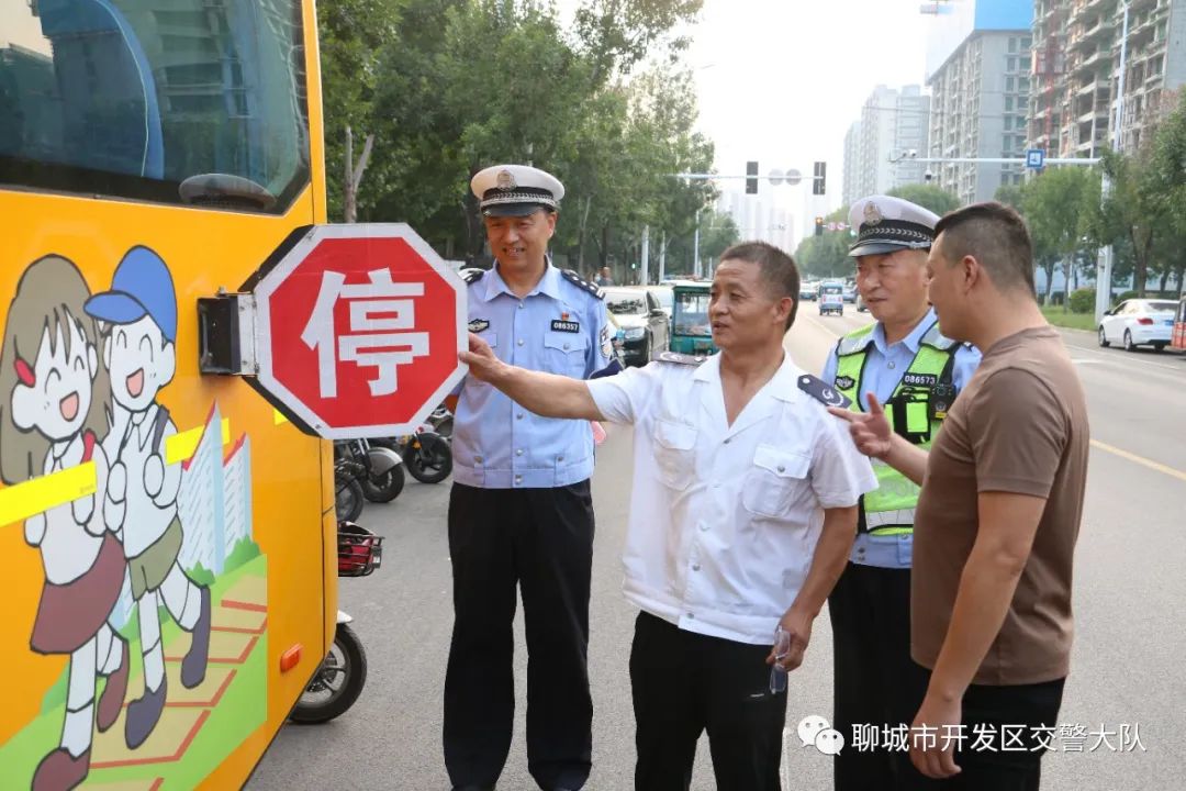 校車“體檢”守安全——開發(fā)區(qū)大隊開展校車安全隱患大排查 圖片