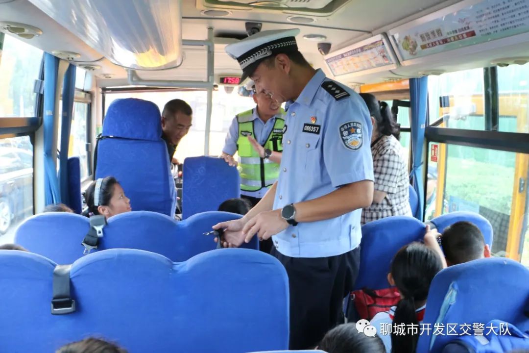 校車“體檢”守安全——開發(fā)區(qū)大隊開展校車安全隱患大排查 圖片