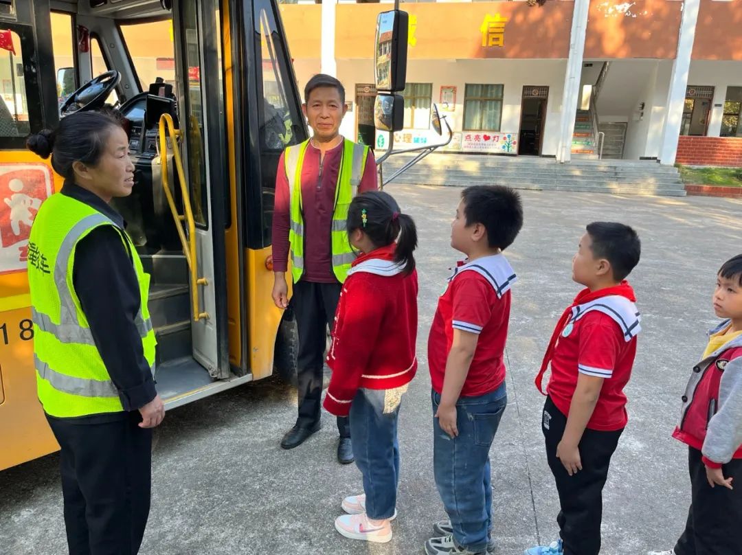 蘆河校區(qū)開展校車逃生應(yīng)急疏散演練活動/ 圖片