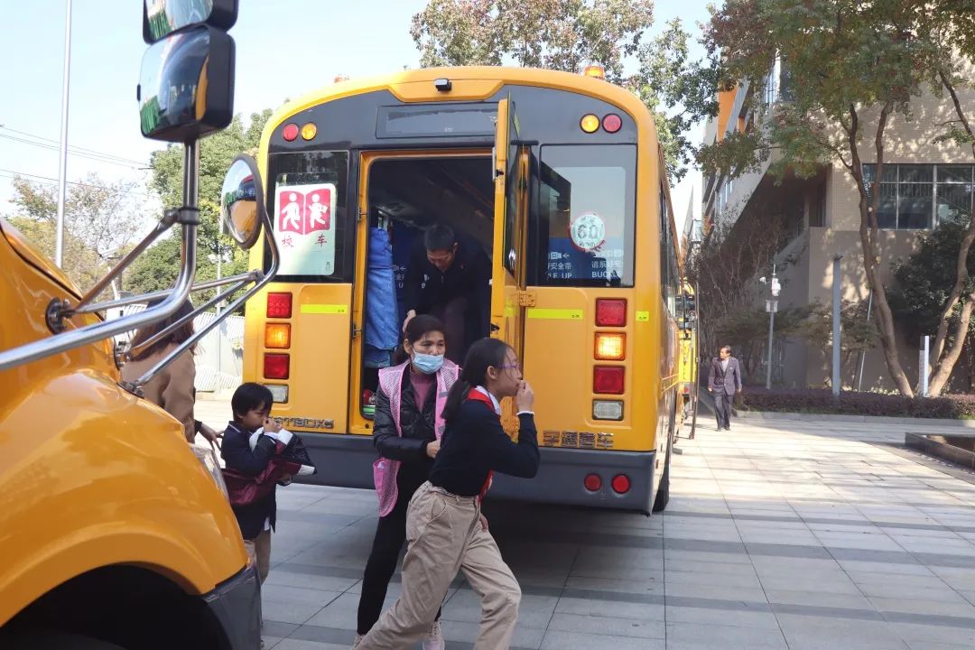 交運校車開展實景消防演練 筑牢校車安全防線 圖片