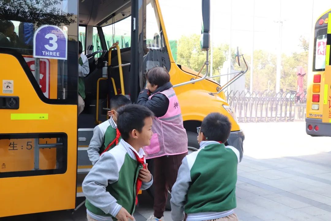 交運校車開展實景消防演練 筑牢校車安全防線 圖片