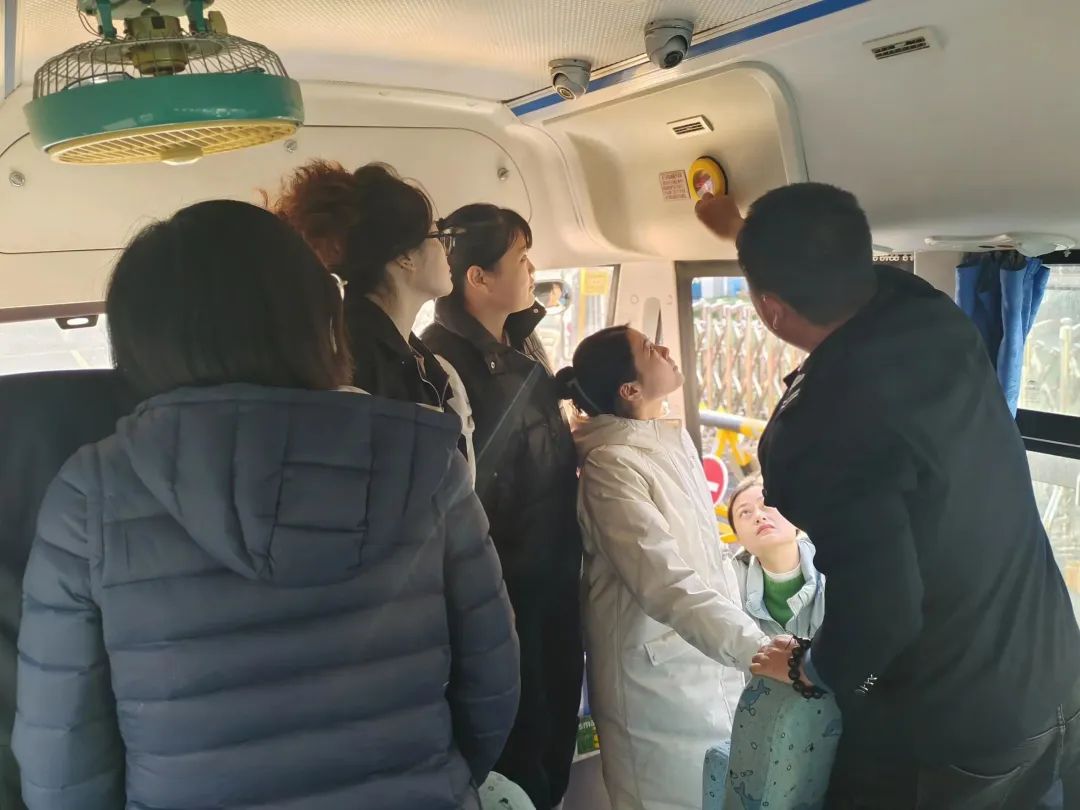 安全“童”行,用心護航——潮水鎮中心幼兒園校車應急疏散演練 圖片