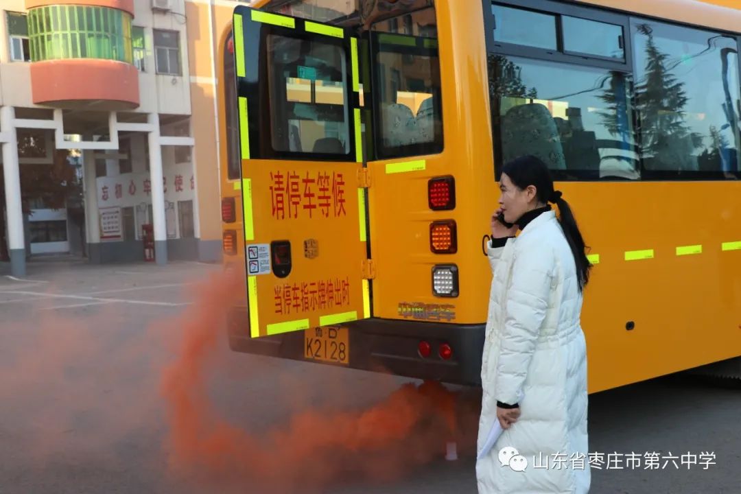 【全環境立德樹人】山東省棗莊市第六中學校車安全應急演練活動圓滿完成 圖片