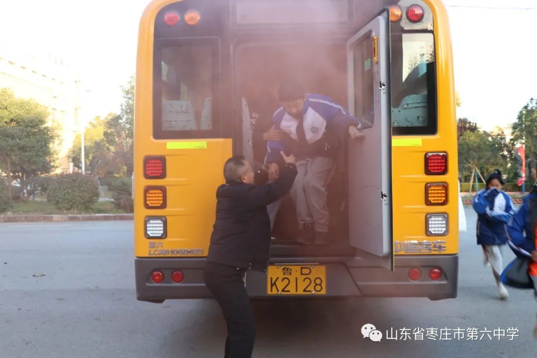 【全環境立德樹人】山東省棗莊市第六中學校車安全應急演練活動圓滿完成 圖片