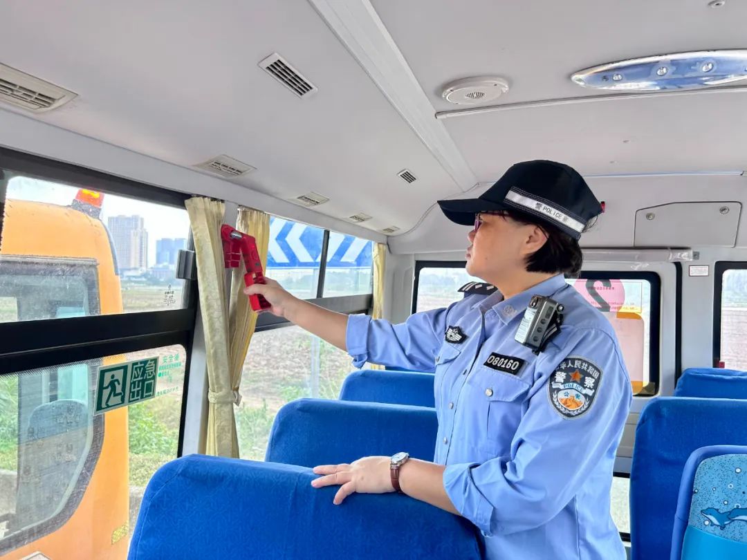 定安公安交警把好校車安全關 護航學生平安路 | “護苗”行動