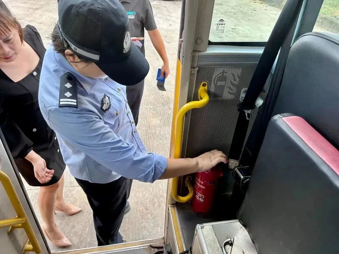 定安公安交警把好校車安全關 護航學生平安路 | “護苗”行動