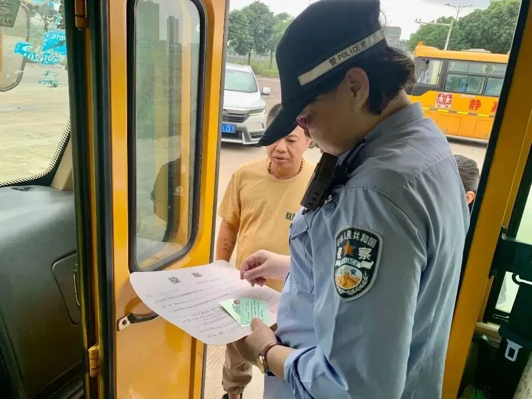 定安公安交警把好校車安全關 護航學生平安路 | “護苗”行動