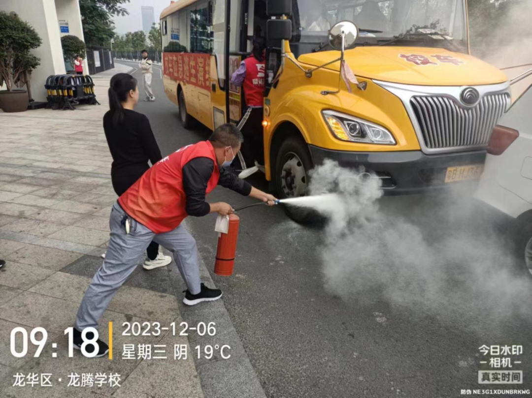 “以演筑防 安全護航”——校車安全應急逃生演練活動 “以演筑防 安全護航”——校車安全應急逃生演練活動