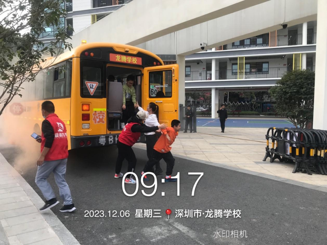 “以演筑防 安全護航”——校車安全應急逃生演練活動 圖片
