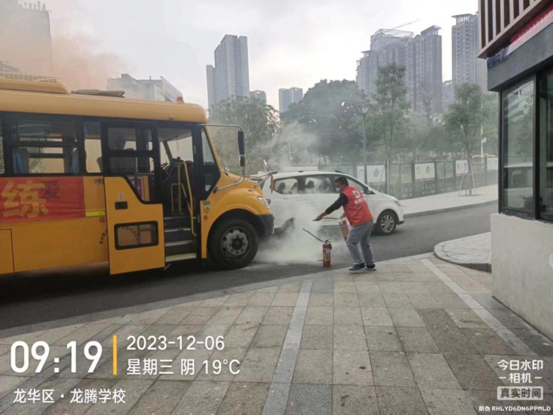 “以演筑防 安全護航”——校車安全應急逃生演練活動 圖片