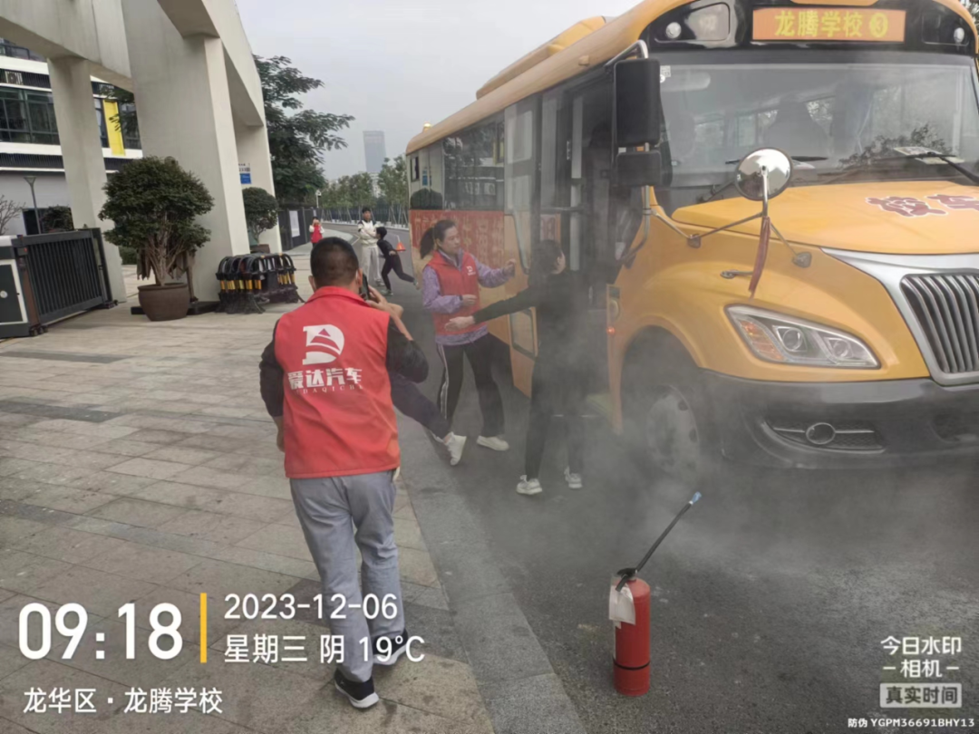 “以演筑防 安全護航”——校車安全應急逃生演練活動 圖片