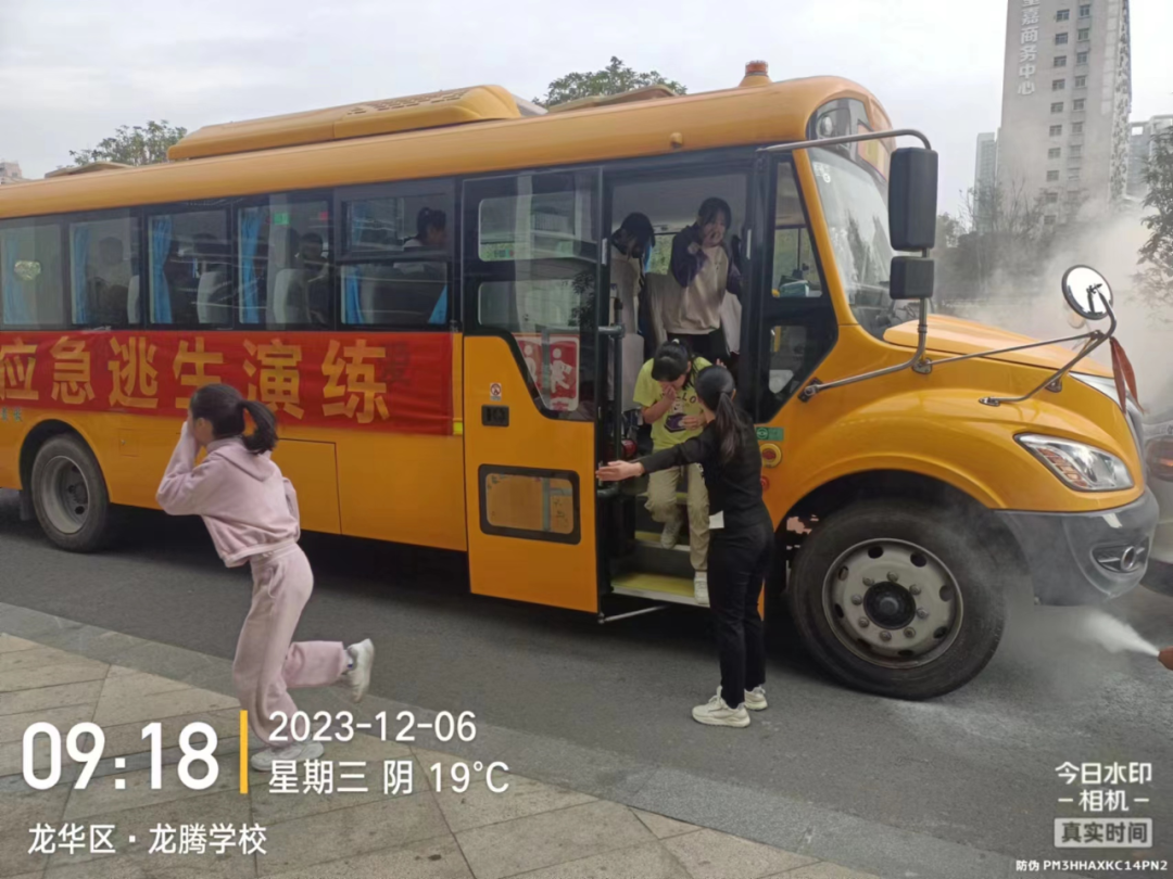 “以演筑防 安全護航”——校車安全應急逃生演練活動 圖片