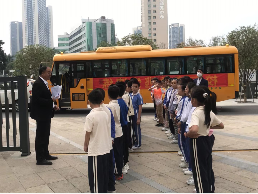 “以演筑防 安全護航”——校車安全應急逃生演練活動 圖片