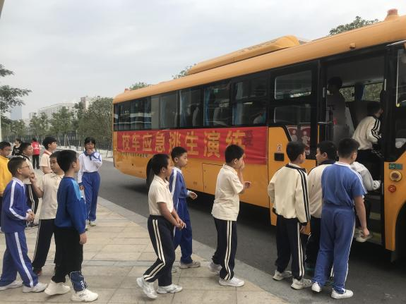 “以演筑防 安全護航”——校車安全應急逃生演練活動 “以演筑防 安全護航”——校車安全應急逃生演練活動
