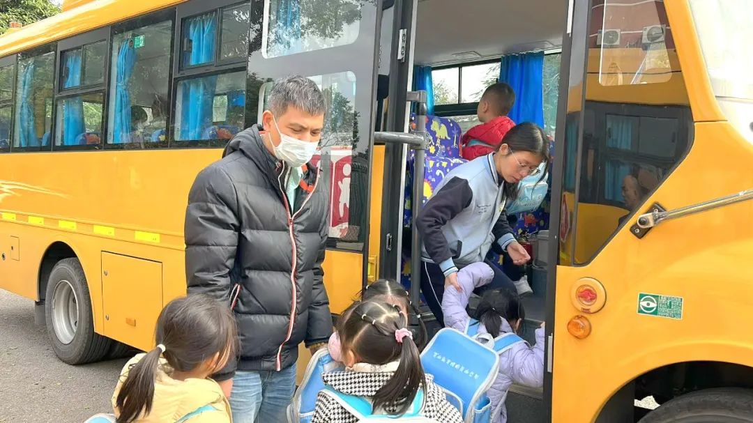 “校車安全無小事,應急演練常抓實”——記美致實驗幼兒園開展校車消防逃生應急疏散演練活動 圖片