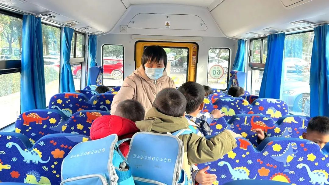 “校車安全無小事,應急演練常抓實”——記美致實驗幼兒園開展校車消防逃生應急疏散演練活動 圖片