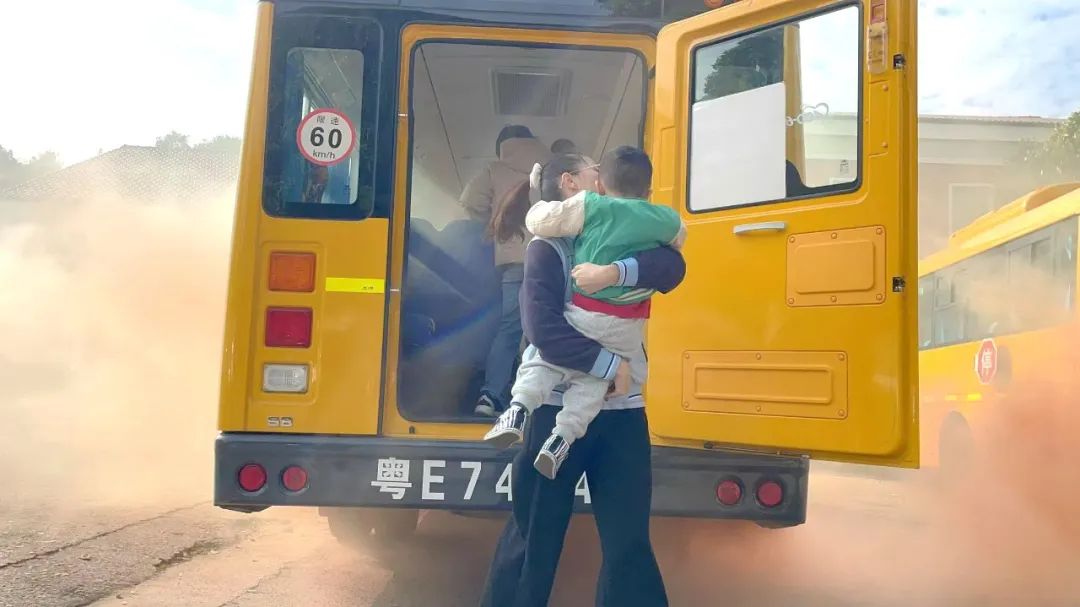 “校車安全無小事,應急演練常抓實”——記美致實驗幼兒園開展校車消防逃生應急疏散演練活動 圖片