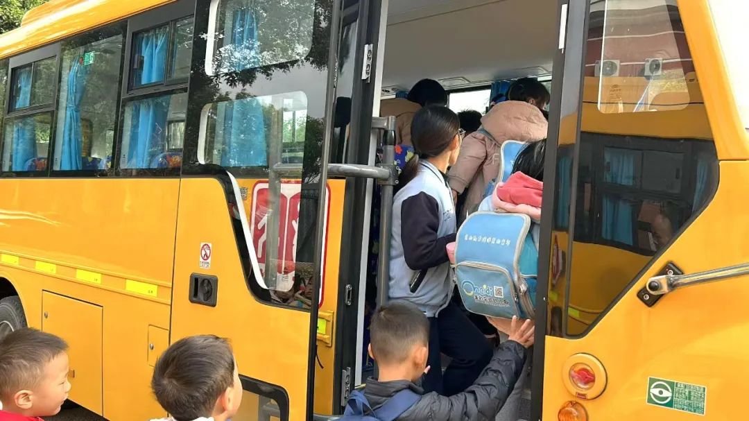 “校車安全無小事,應急演練常抓實”——記美致實驗幼兒園開展校車消防逃生應急疏散演練活動 圖片