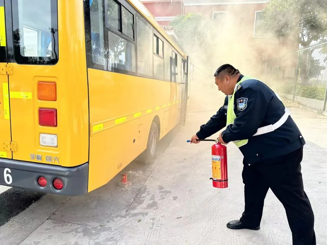 “校車安全無小事,應急演練常抓實”——記美致實驗幼兒園開展校車消防逃生應急疏散演練活動 圖片