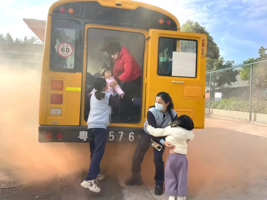 “校車安全無小事,應急演練常抓實”——記美致實驗幼兒園開展校車消防逃生應急疏散演練活動 圖片