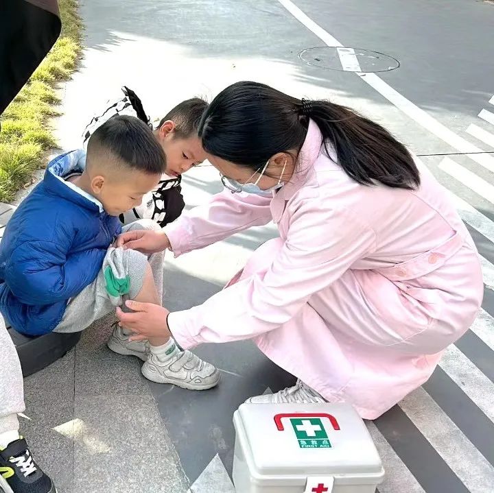 “校車安全無小事,應急演練常抓實”——記美致實驗幼兒園開展校車消防逃生應急疏散演練活動 “校車安全無小事,應急演練常抓實”——記美致實驗幼兒園開展校車消防逃生應急疏散演練活動