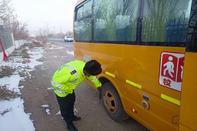 冬季整治丨哈密交警開展校車安全檢查,擰緊冬季校車出行“安全閥” 圖片