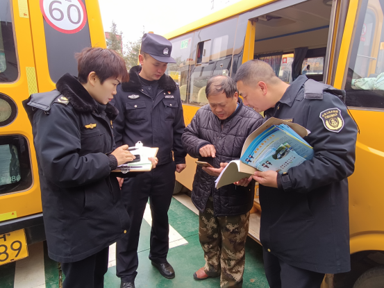 硯山交警二大隊(duì)聯(lián)合多部門(mén)開(kāi)展校車安全大檢查/ 圖片