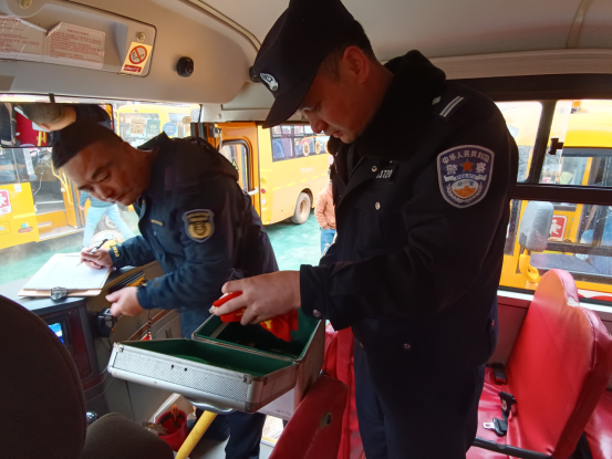 硯山交警二大隊(duì)聯(lián)合多部門(mén)開(kāi)展校車安全大檢查/ 圖片