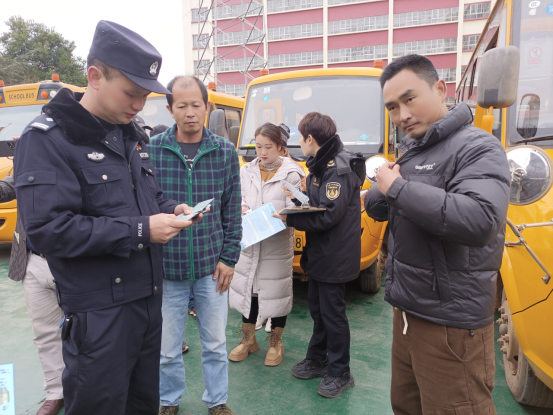硯山交警二大隊(duì)聯(lián)合多部門(mén)開(kāi)展校車安全大檢查/ 圖片