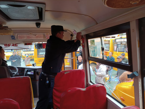 硯山交警二大隊(duì)聯(lián)合多部門(mén)開(kāi)展校車安全大檢查/ 圖片