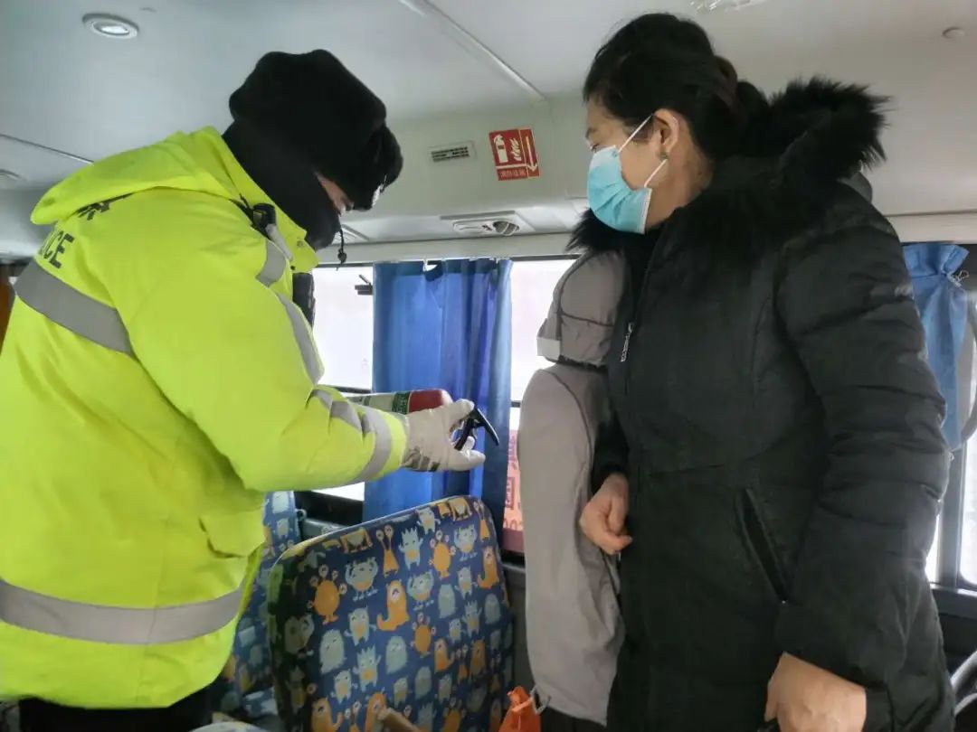 五家渠墾區公安局交警大隊開展校車安全大檢查,筑牢平安上學路! 圖片