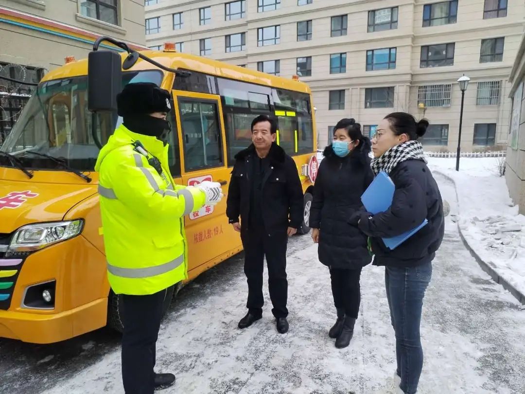 五家渠墾區公安局交警大隊開展校車安全大檢查,筑牢平安上學路! 圖片