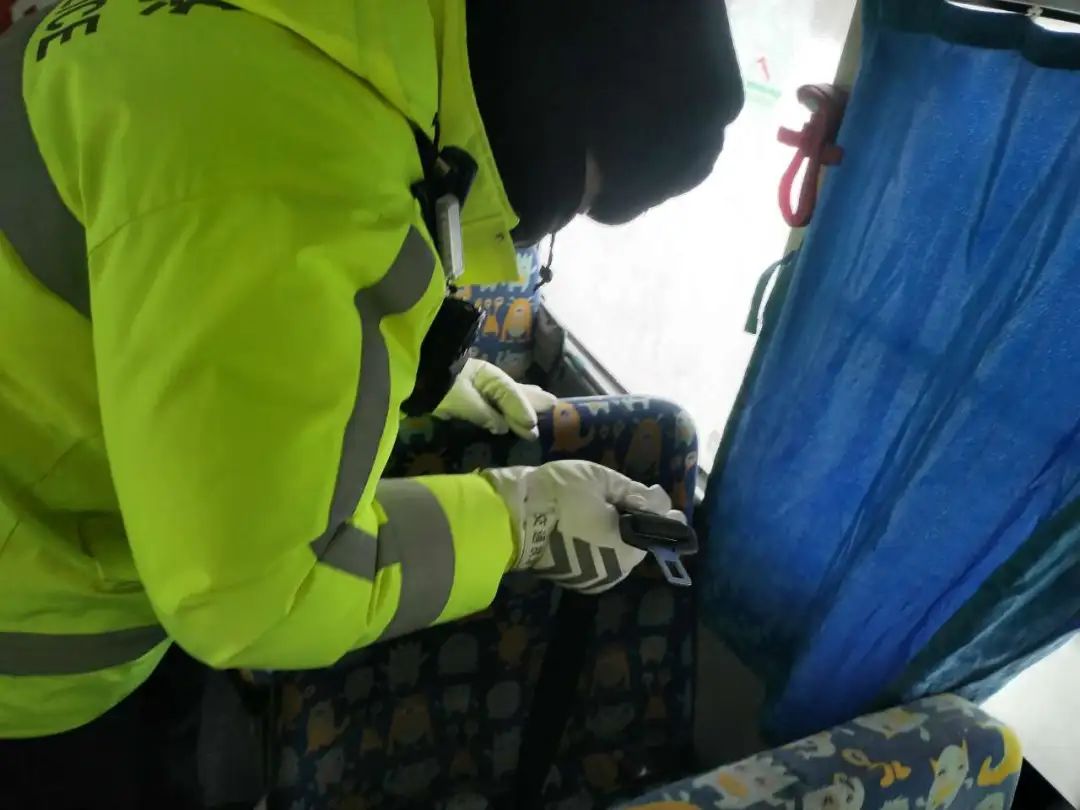 五家渠墾區公安局交警大隊開展校車安全大檢查,筑牢平安上學路! 圖片