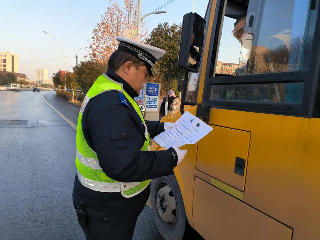 【三大專項行動】交警二大隊魚山中隊加強校車檢查 圖片