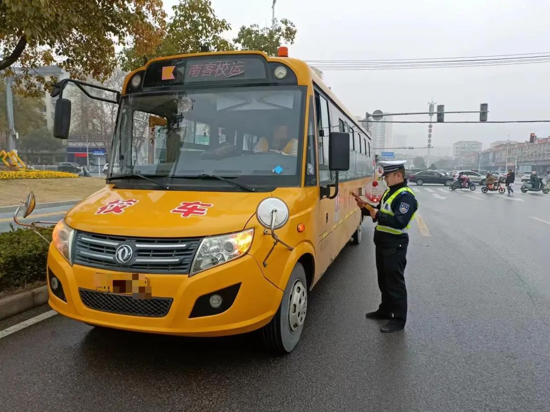 【三大專項行動】交警二大隊魚山中隊加強校車檢查 圖片