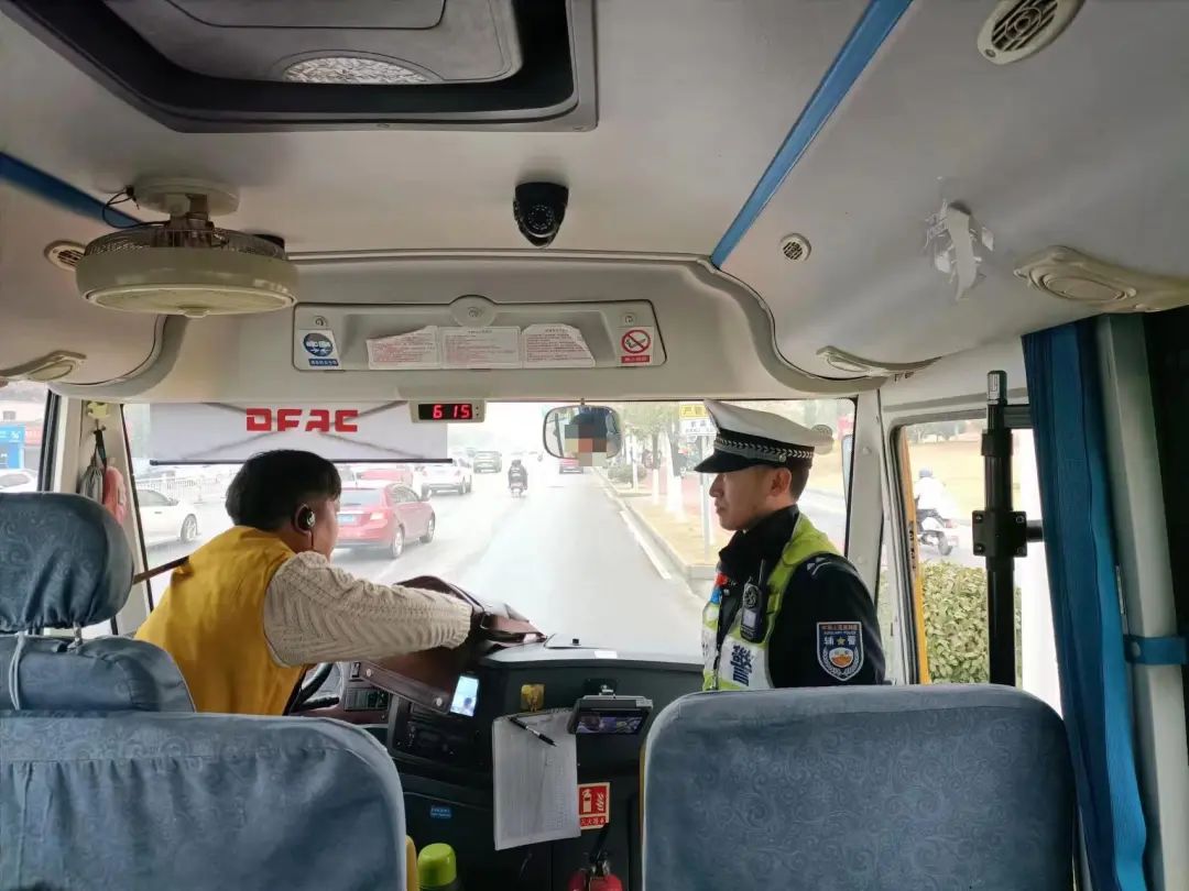 【三大專項行動】交警二大隊魚山中隊加強校車檢查 圖片