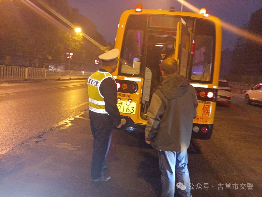 交警假期前再擰緊校車“安全閥門” 圖片