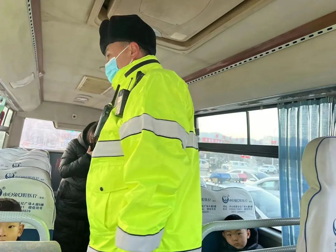 一大隊開展校車安全檢查/ 圖片