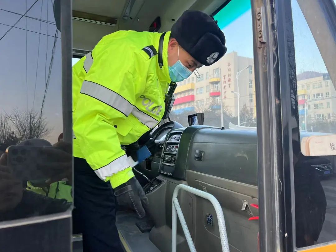 一大隊開展校車安全檢查/ 圖片