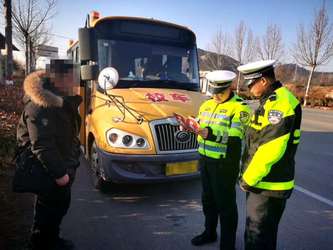 【冬季攻勢“百日行動”】山亭交警深入轄區道路開展校車安全專項檢查行動 圖片