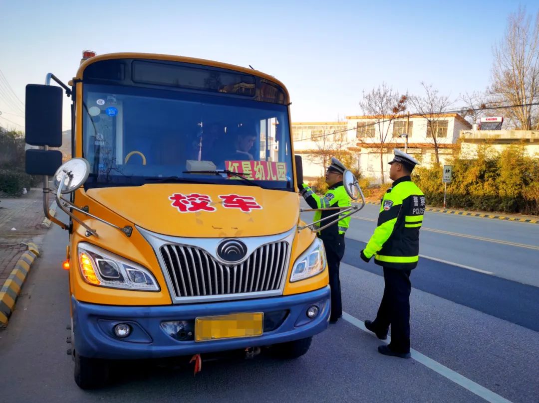 【冬季攻勢“百日行動”】山亭交警深入轄區道路開展校車安全專項檢查行動 圖片