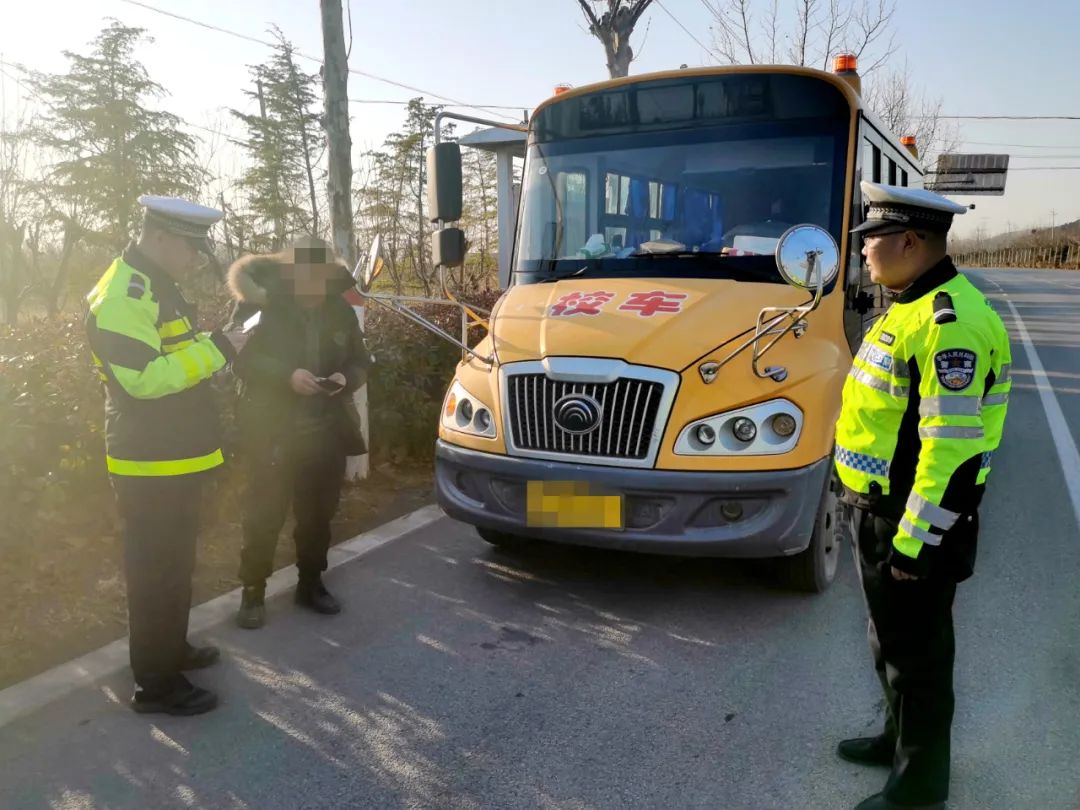 【冬季攻勢“百日行動”】山亭交警深入轄區道路開展校車安全專項檢查行動 圖片