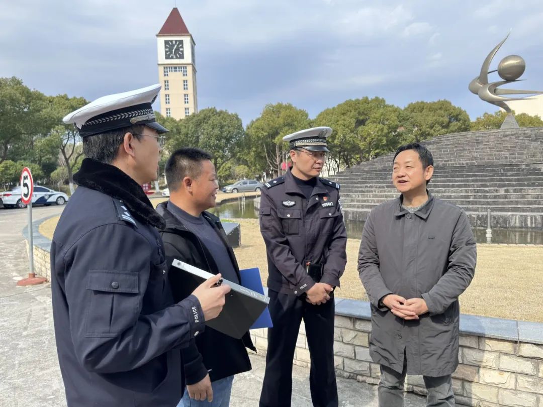 區教育局聯合交警支隊開展校車集中安全大檢查/ 圖片