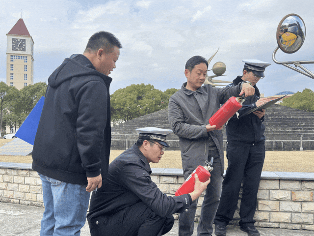 區教育局聯合交警支隊開展校車集中安全大檢查/ 圖片