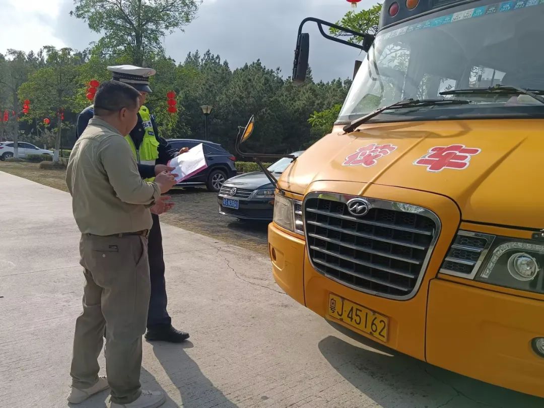 未雨綢繆,小心能駛萬年船——鶴城鎮開展2024年春季開學前校車安全檢查 圖片