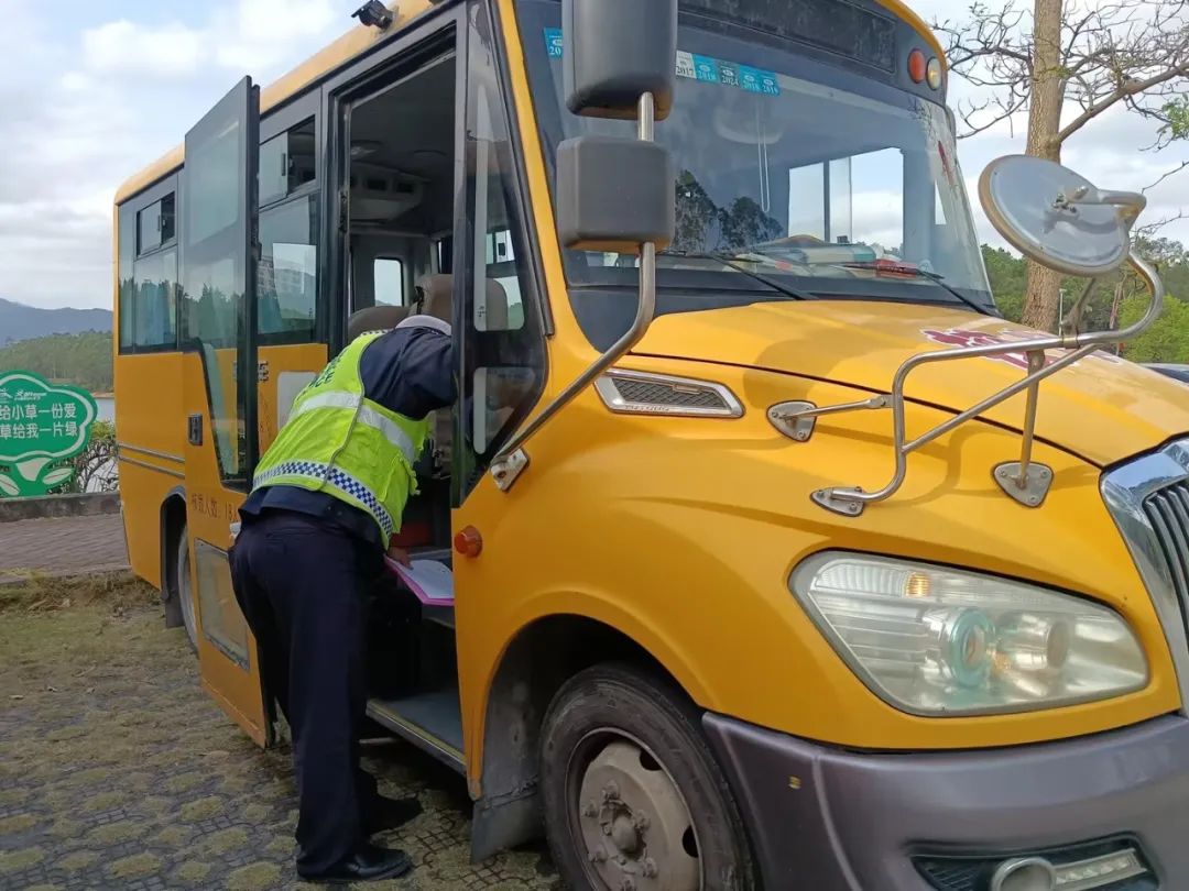 未雨綢繆,小心能駛萬年船——鶴城鎮開展2024年春季開學前校車安全檢查 圖片