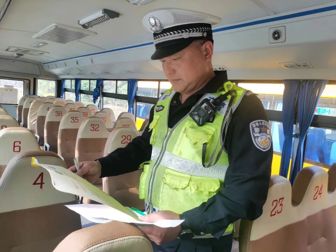 未雨綢繆,小心能駛萬年船——鶴城鎮開展2024年春季開學前校車安全檢查 圖片